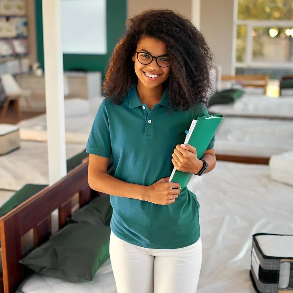 femme-souriante-avec-un-carnet-a-la-main